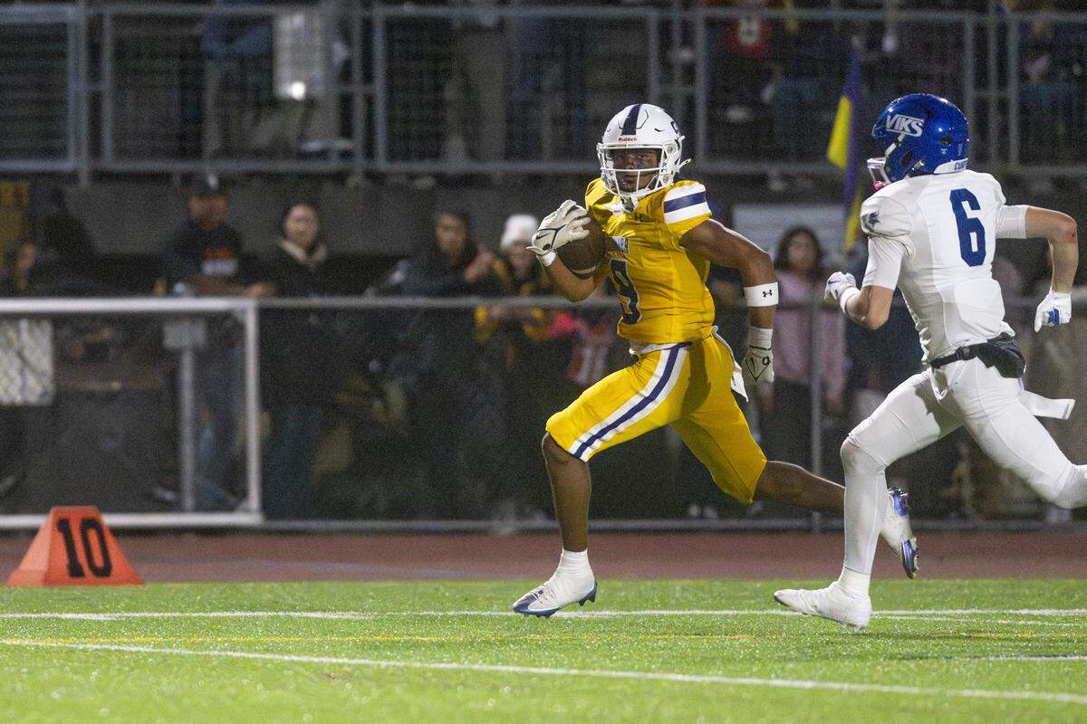 Sumner running back Lance McGee (9) outpaces Curtis’ Burke Shepard (6) to carry the ball into the end zone for a touchdown on Friday, Oct. 17, 2025, in Sumner, Wash.