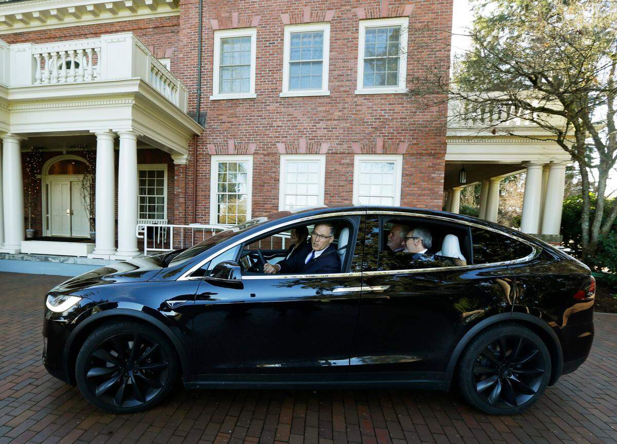 Washington Gov. Jay Inslee drives away from the Governor’s Mansion in a Tesla Model X 75D semi-autonomous electric vehicle on Jan. 23, 2017, at the Capitol in Olympia. Inslee was test-driving the car to highlight the state’s role in the testing and development of autonomous vehicle technology and to tout the environmental and safety benefits of the vehicles.