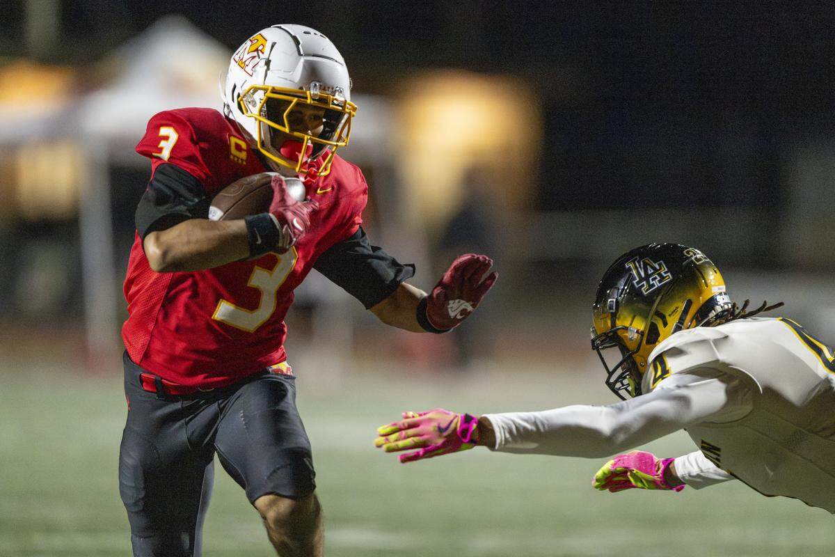 Mount Tahoma running back Felix Diaz (3) carries the ball past Lincoln defenders into the end zone for a touchdown on Saturday, Nov. 22, 2025, in Tacoma, Wash.