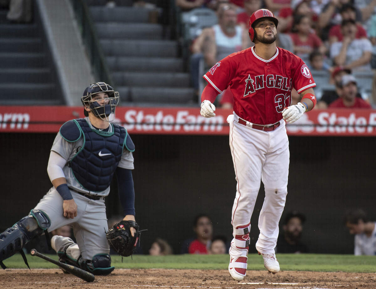 Los Angeles Angels’ Francisco Arcia, right, watches his three-run home run next to Seattle Mariners catcher Mike Zunino during the third inning of baseball game in Anaheim, Calif., Saturday, July 28, 2018. (AP Photo/Kyusung Gong)
