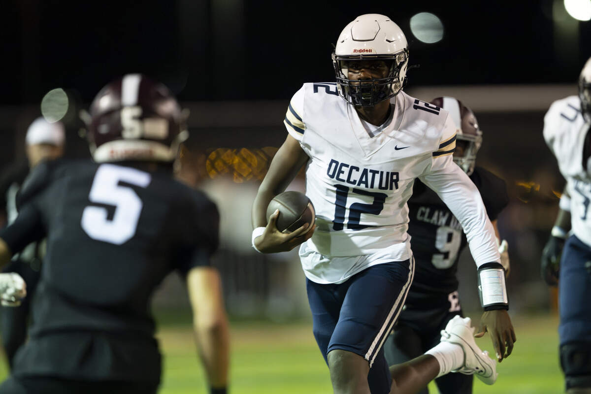 Decatur Golden Gators quarterback Antoine Williams (12) runs on the keeper during the second half of the game against the Enumclaw Hornets at Pete’s Pool, on Thursday, Sept. 4, 2025, in Enumclaw, Wash.