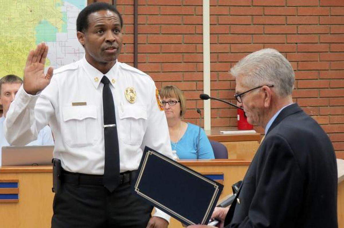 Vince Beasley was sworn in as Kennewick’s new fire chief by Kennewick Mayor Steve Young in 2014.