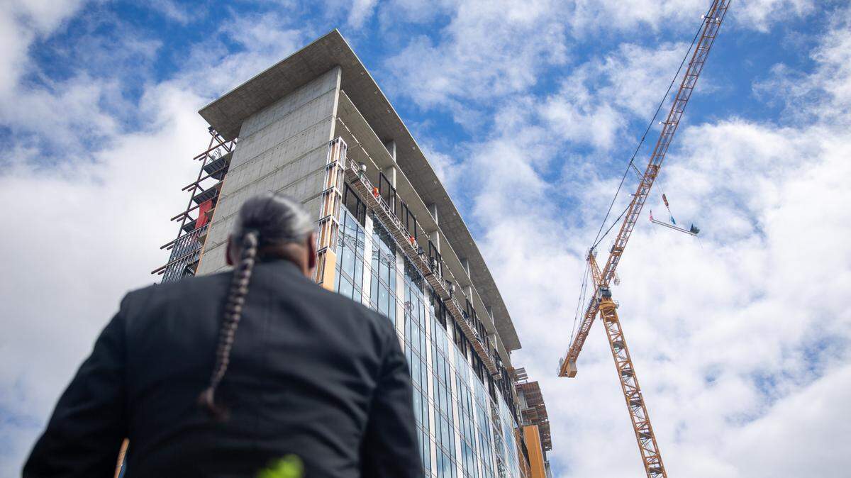 Muckleshoot Casino Chief Operating Officer Tyrone Simmons watches as the final beam for Muckleshoot Casino’s resort tower is placed atop the 18-story hotel tower on Friday, Aug. 26, 2022.
