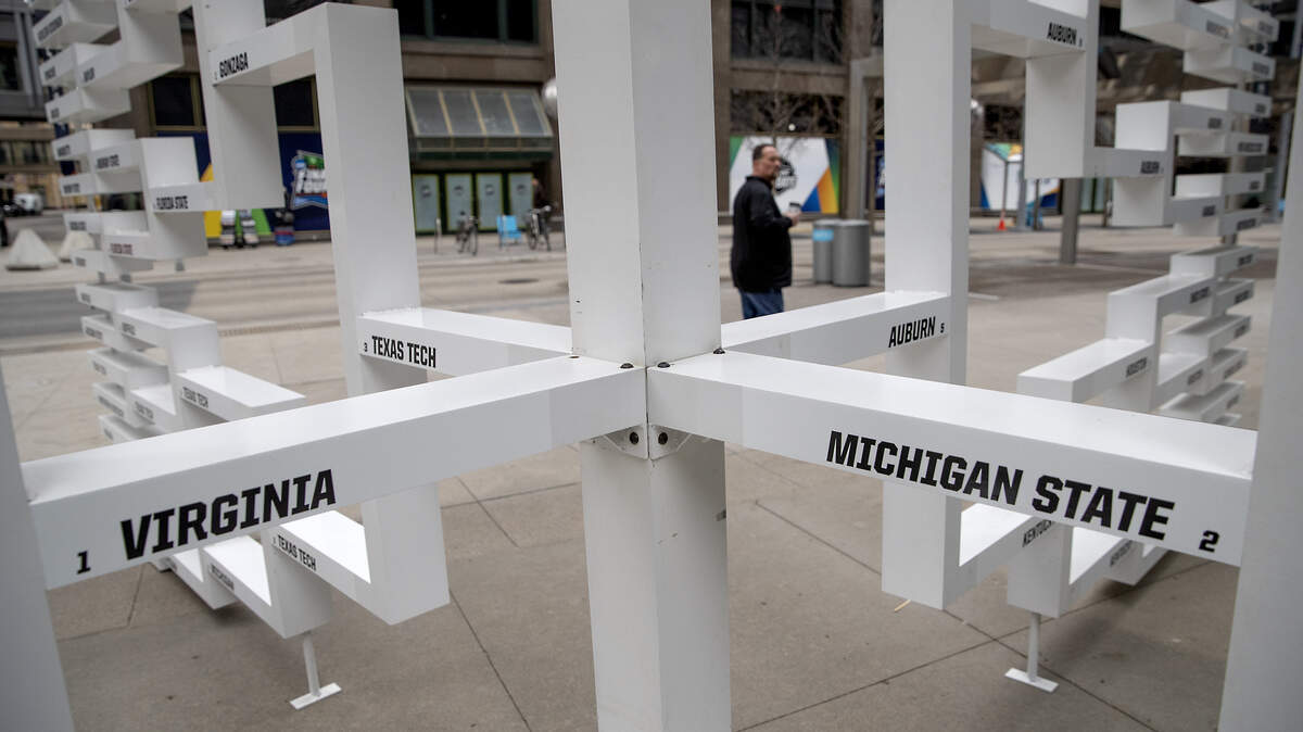 The Final Four teams were finally placed on the giant bracket sculpture near the IDS Center, Monday, April 1, 2019 in Minneapolis, Minn. (Elizabeth Flores/Minneapolis Star Tribune/TNS) 