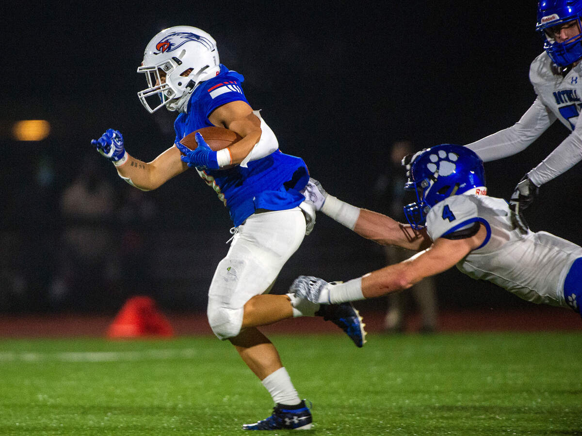 Graham-Kapowsin running back Zack Lee escapes a tackle attempt by Bothell’s Vinicio Hansen as he runs upfield during the first quarter of a State 4A quarterfinal game on Friday night at Art Crate Field in Spanaway.