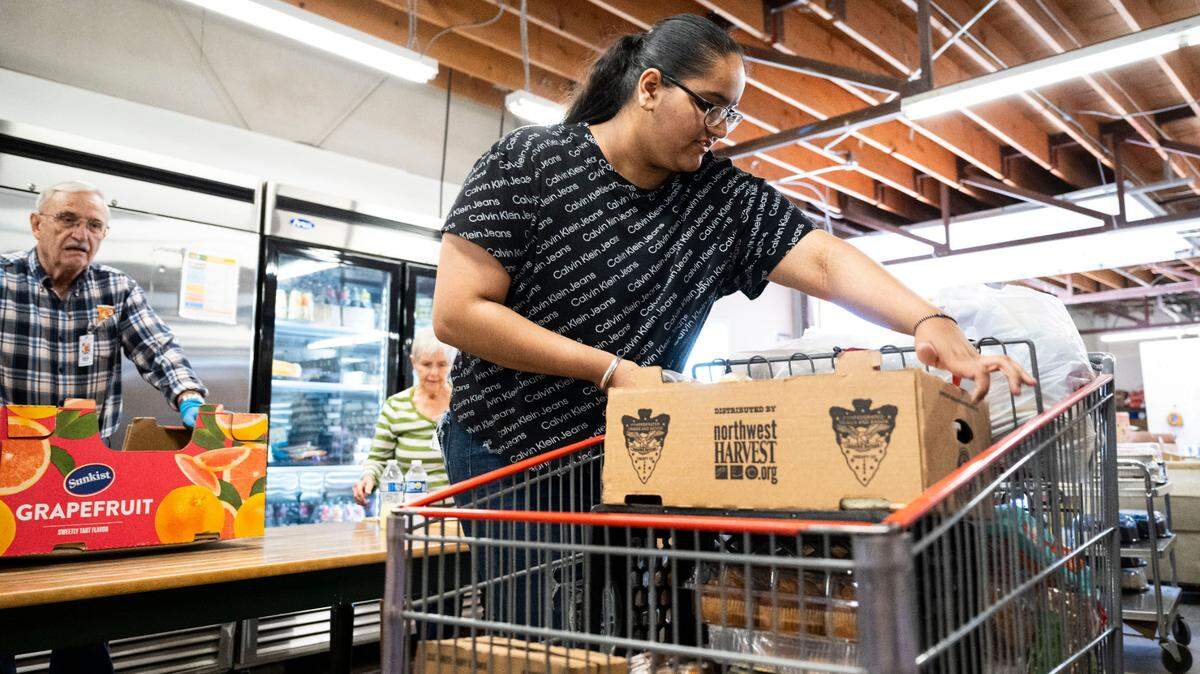 This Puyallup teen helped at the food bank during COVID. Now she has 400 volunteer hours