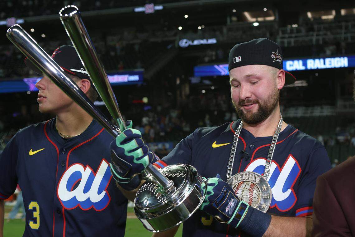 Jul 14, 2025; Atlanta, GA, USA; Seattle Mariners catcher Cal Raleigh (29) celebrates after winning the 2025 Home Run Derby at Truist Park. Mandatory Credit: Brett Davis-Imagn Images