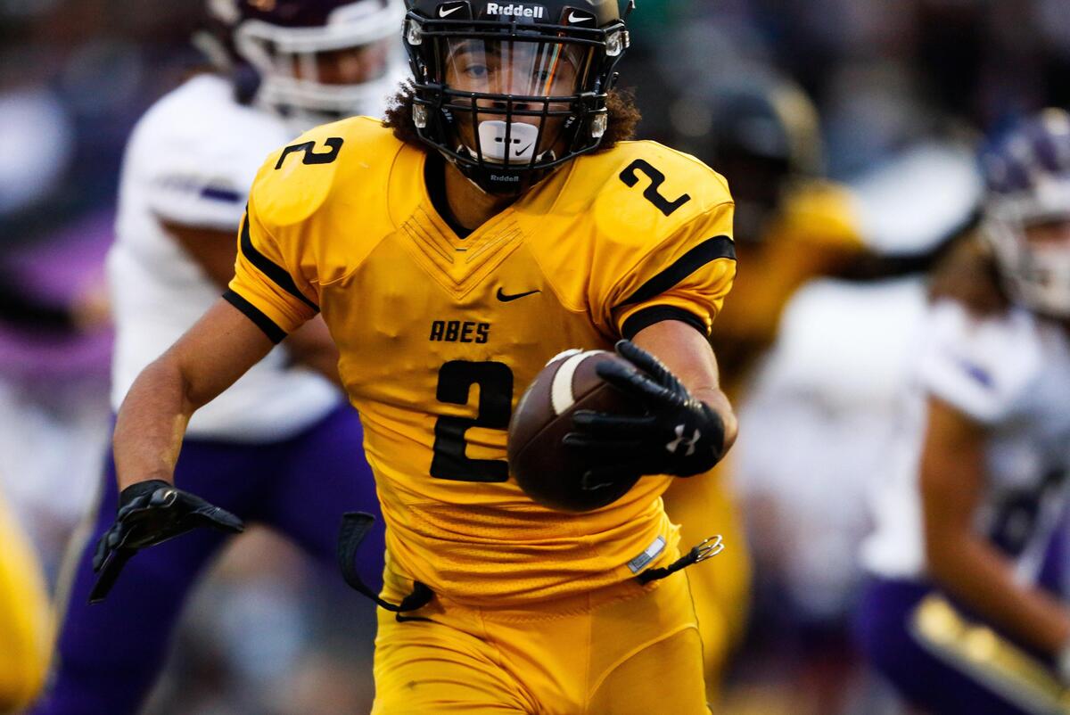 Lincoln’s Jeddiah Hayes (2) rushes for a touchdown in the first quarter. Lincoln played Lake Stevens in a football game at the Lincoln Bowl in Tacoma, Wash., on Friday, Sept. 13, 2019. 