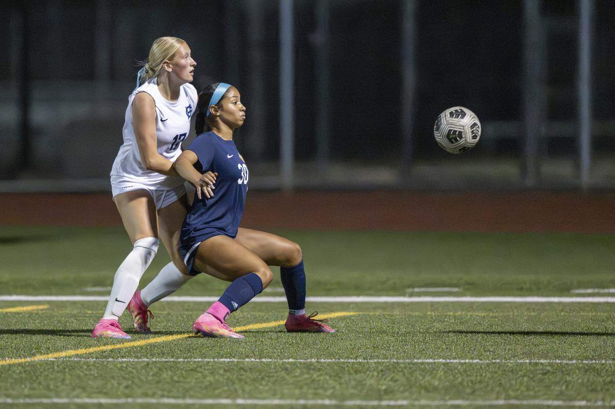 Gig Harbor senior Emmalee Snell (17) and Lakes senior Braelyn Carey (30) fight for control of the ball during a game on Tuesday, Sept. 16, 2025, in Lakewood, Wash.