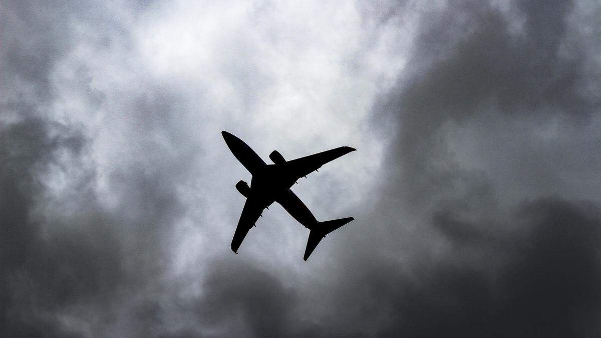 A man missed his chance at a heart transplant and was left traumatized after flights from Alaska to Seattle were repeatedly canceled. 