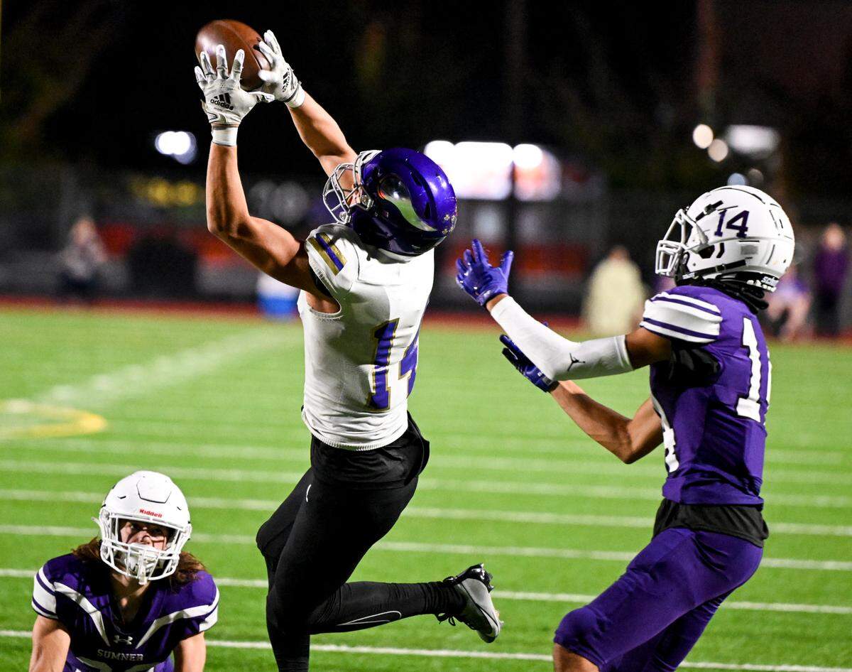 Puyallup’s Kai Richardson (14) hauls in a crucial pass to convert on fourth down late in the fourth quarter at Sumner High School, Thursday, Sept. 21, 2023, Sumner, Wash.