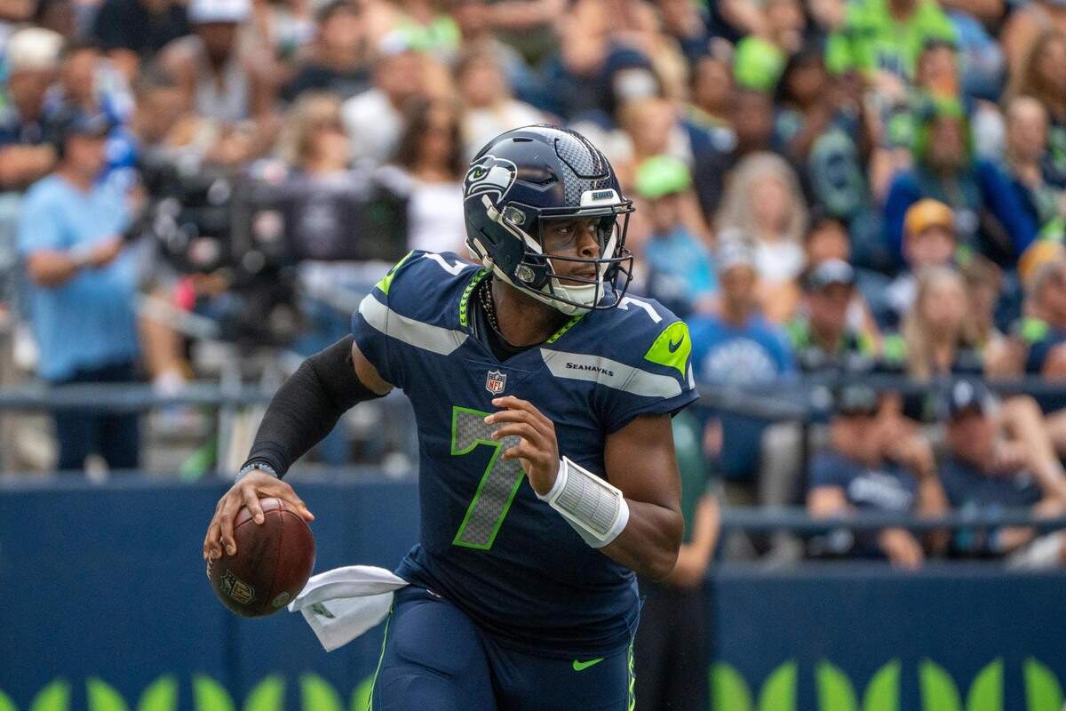 Seattle Seahawks quarterback Geno Smith looks to see who’s open during an offensive play in their preseason game against the Chicago Bears in Lumen Field on Aug. 18, 2022.