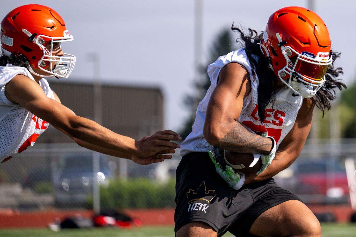 Lakes running back Ta’u Mareko takes a handoff during practice on Friday, Aug. 18, 2023, at Lakes High School in Lakewood, Wash.