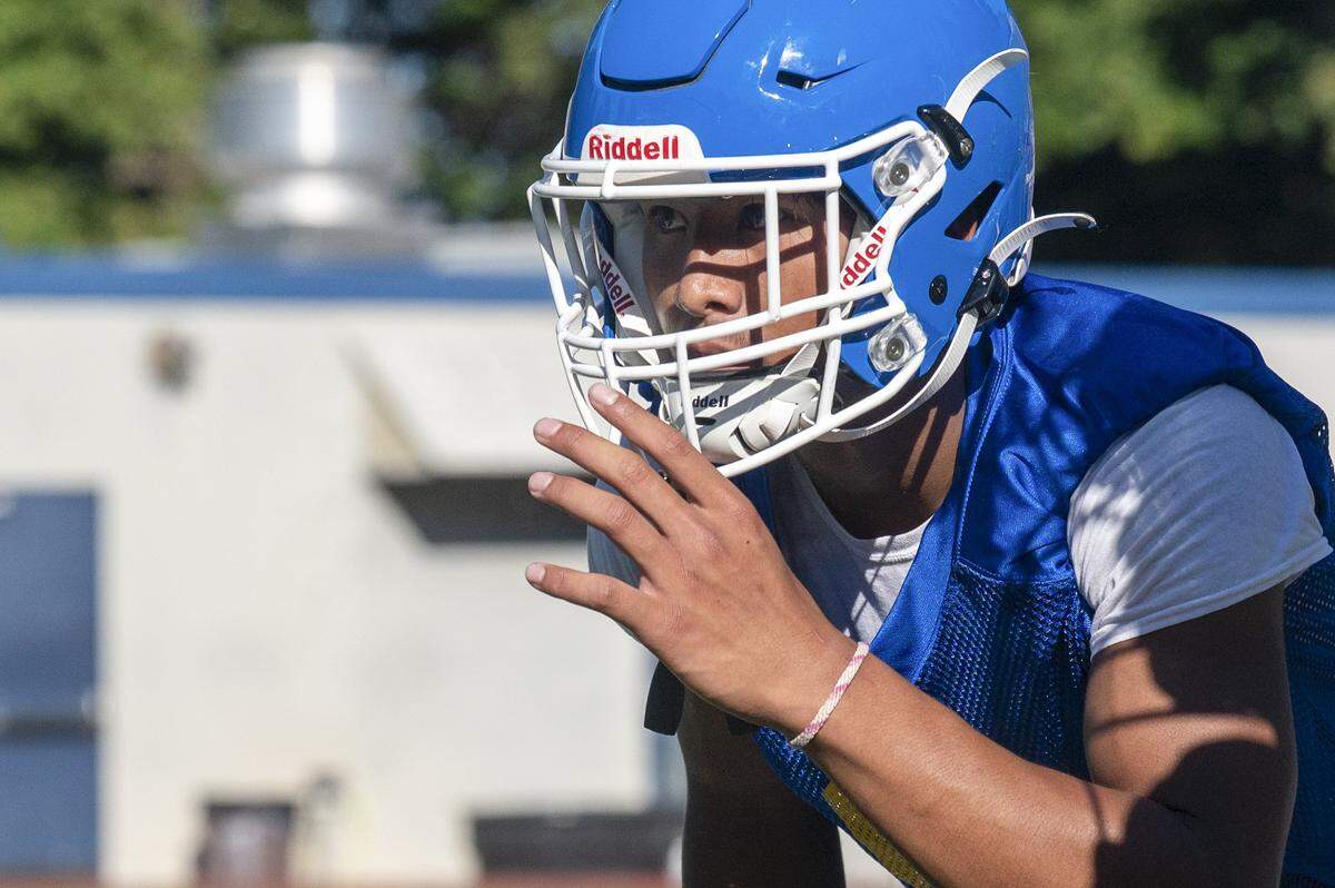 Stadium senior running back Darius Sum watches the ball during a practice drill on Wednesday, Aug. 20, 2025, in Tacoma, Wash.