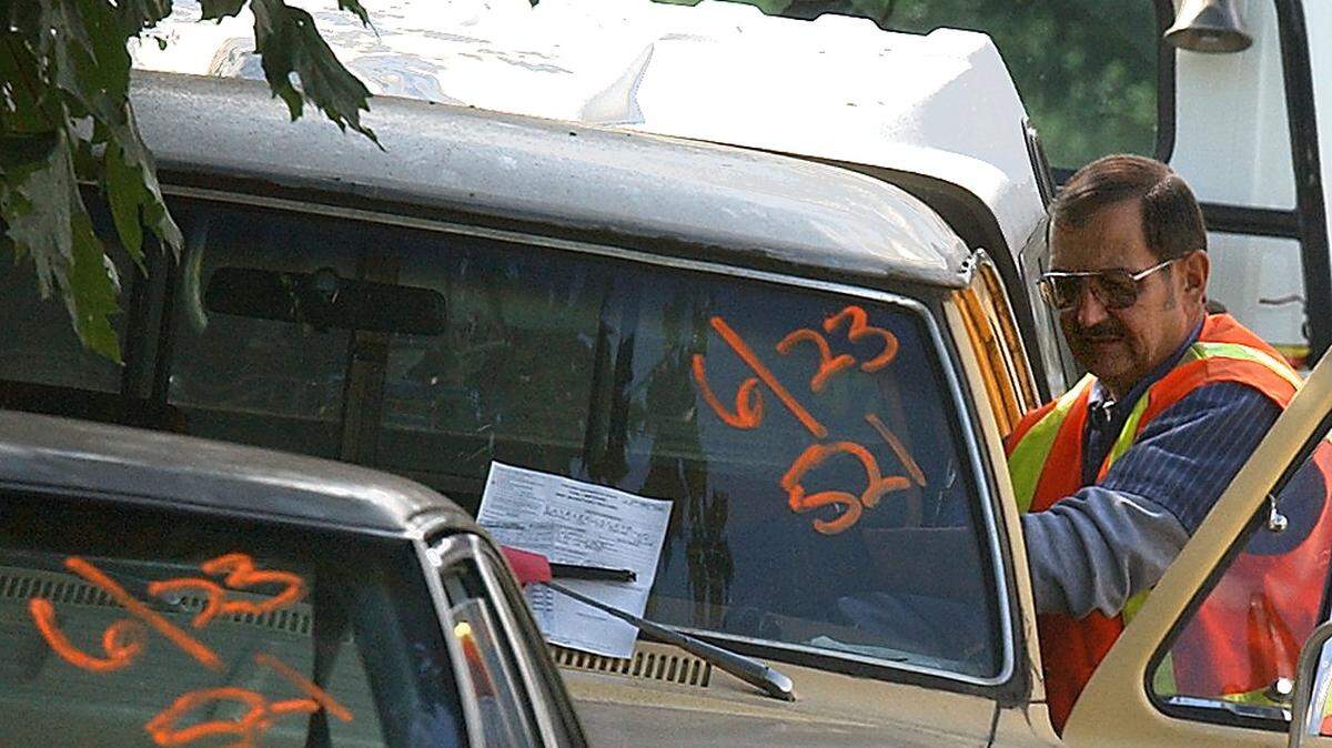 A Burns Towing driver prepares two abandoned vehicles to be towed from a street in East Tacoma on July 1, 2003. The state sued Burns Towing on Tuesday in Pierce County Superior Court, alleging that the Tacoma company sold a Navy sailor’s car illegally earlier this year while he was deployed on an aircraft carrier.