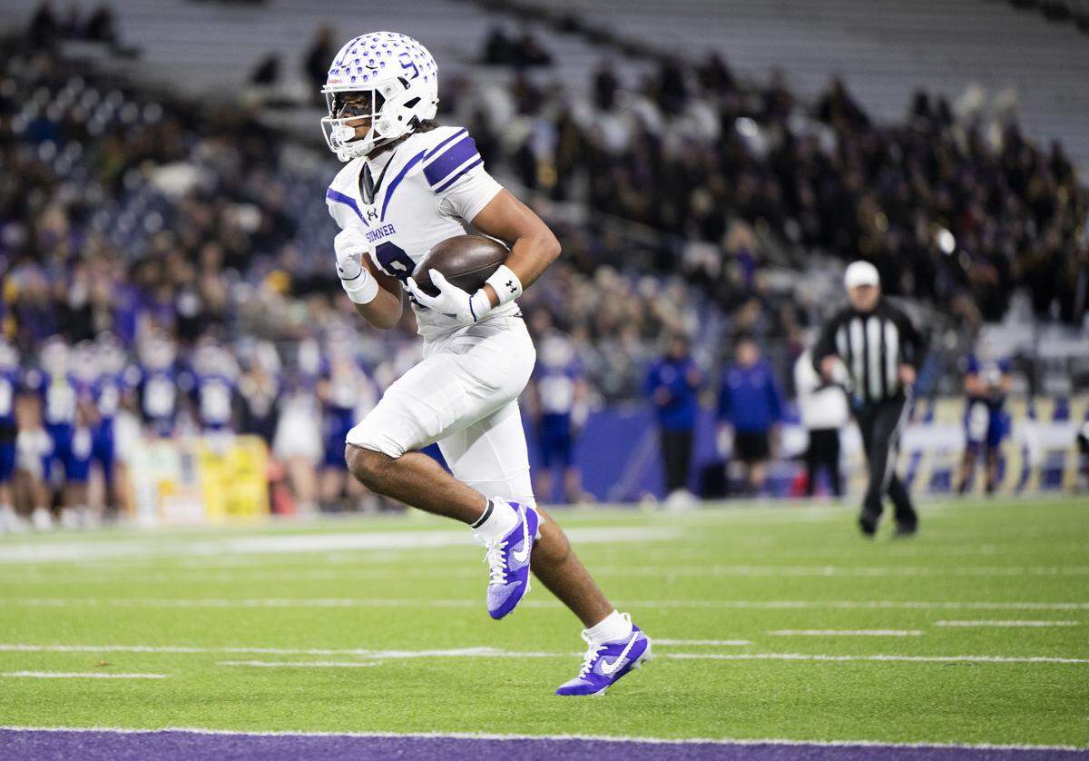 Sumner running back Lance McGee (9) scores a touchdown during the first quarter of the 4A State Championship game against Lake Stevens at Husky Stadium, on Saturday, Dec. 6, 2025, in Seattle.