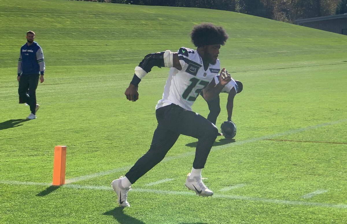 New Seahawks middle linebacker Ernest Jones IV warms up Thursday, Oct. 24, 2024, at the start of his first practice following his trade from the Tennessee Titans to Seattle.