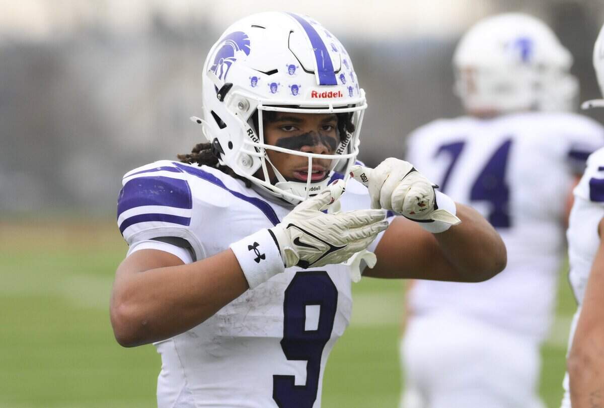 Sumner running back Lance McGee (9) reacts to scoring a touchdown in the closing seconds of the first half of the 4A state semifinal game to put Sumner up 28-21 over Puyallup at Sparks Stadium, on Saturday, Nov. 29, 2025 in Puyallup, Wash.