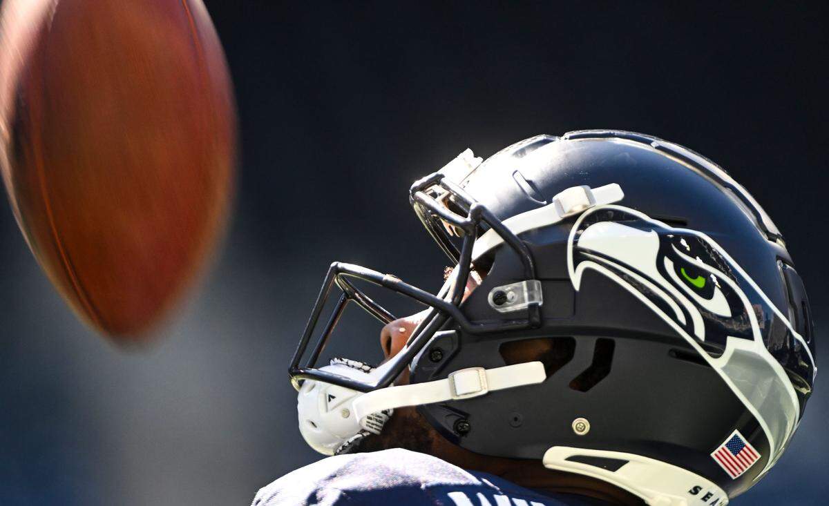 Seattle Seahawks wide receiver Easop Winston Jr. (86) catches the ball during warm-ups before the mock game at Lumen Field, Friday, Aug. 4, 2023, in Seattle, Wash.