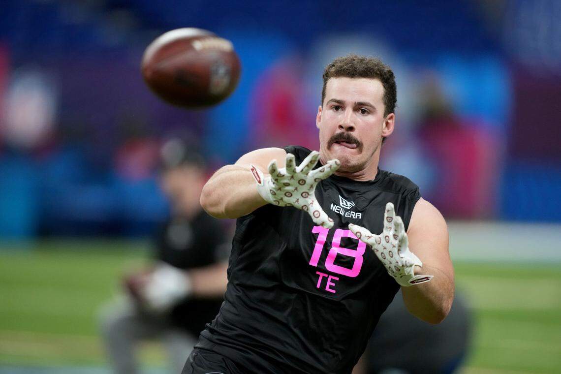 Feb 28, 2025; Indianapolis, IN, USA; Alabama tight end Robbie Ouzts (TE18) participates in drills during the 2025 NFL Combine at Lucas Oil Stadium. Mandatory Credit: Kirby Lee-Imagn Images