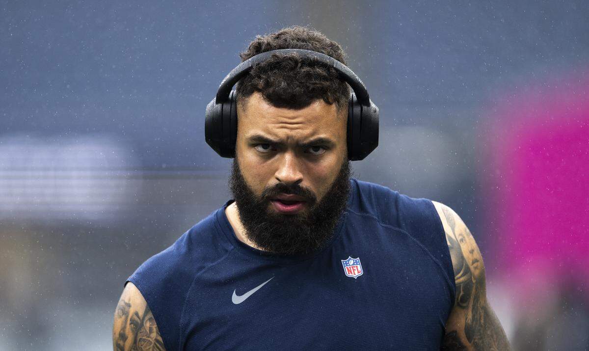 Seattle Seahawks offensive tackle Abraham Lucas (72) warms up before the game against the New Orleans Saints at Lumen Field, on Sunday, Sept. 21, 2025 in Seattle.