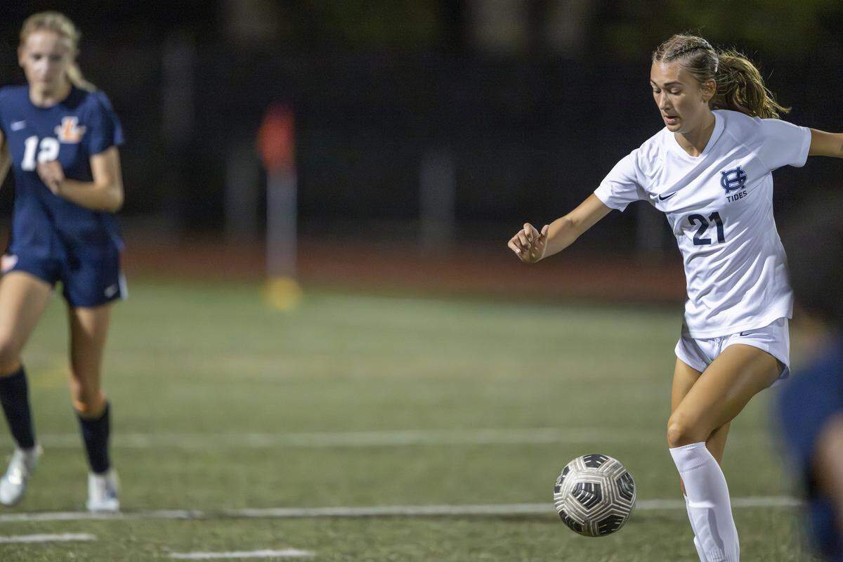 Gig Harbor freshman Violet Lester (21) dribbles the ball downfield ahead of Lakes defenders on Tuesday, Sept. 16, 2025, in Lakewood, Wash.