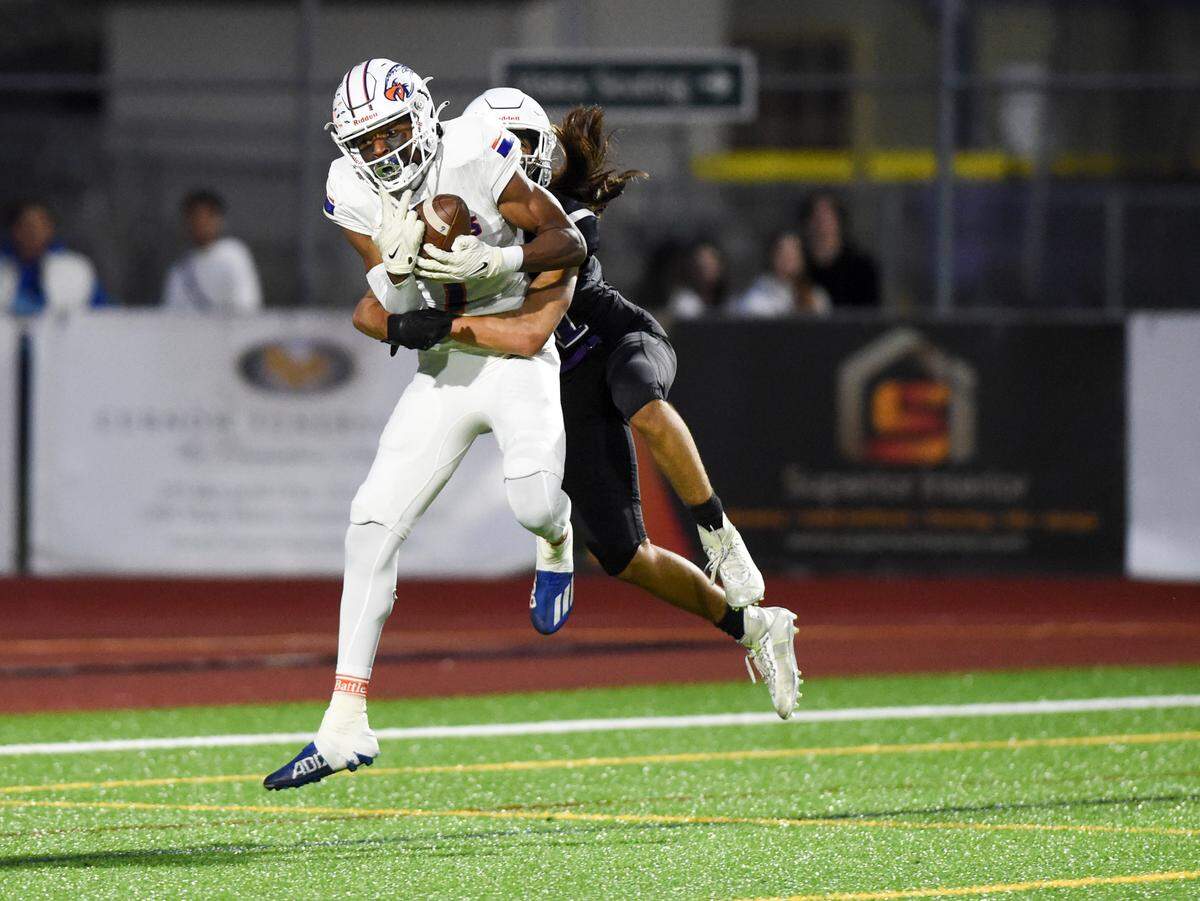 Graham-Kapowsin’s Malachi Durant (1) comes down with a touchdown reception against Sumner’s Elias Isaacs (27) during the first half of the game at Sumner High School, Thursday, Sept. 28, 2023, in Sumner, Wash.