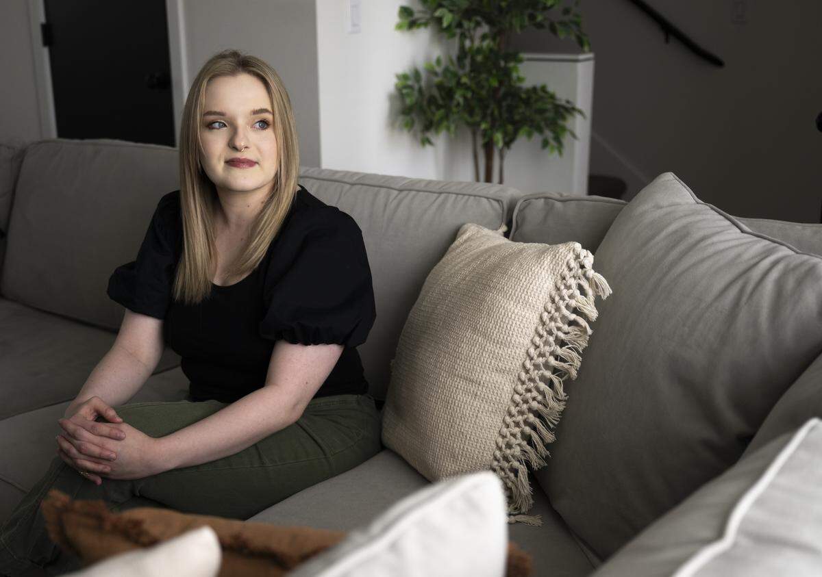 Maddie Lea, who received a kidney nearly 9 years ago, poses for a portrait in her home, on Monday, Aug. 18, 2025, in Puyallup, Wash..