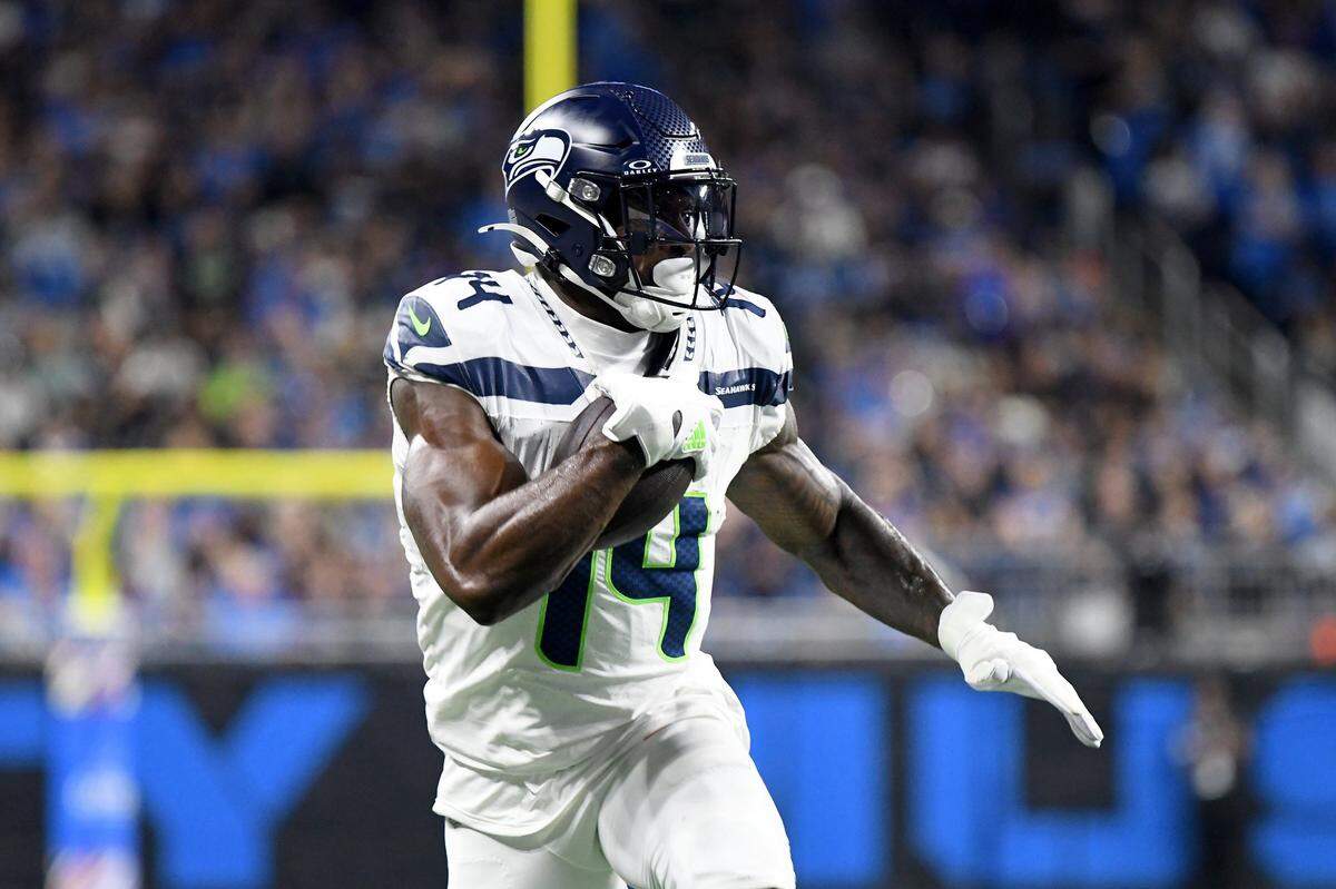 Seattle Seahawks wide receiver DK Metcalf (14) runs with the ball against the Detroit Lions in the second quarter at Ford Field, in Detroit, Mich. Mandatory Credit: Eamon Horwedel-Imagn Images