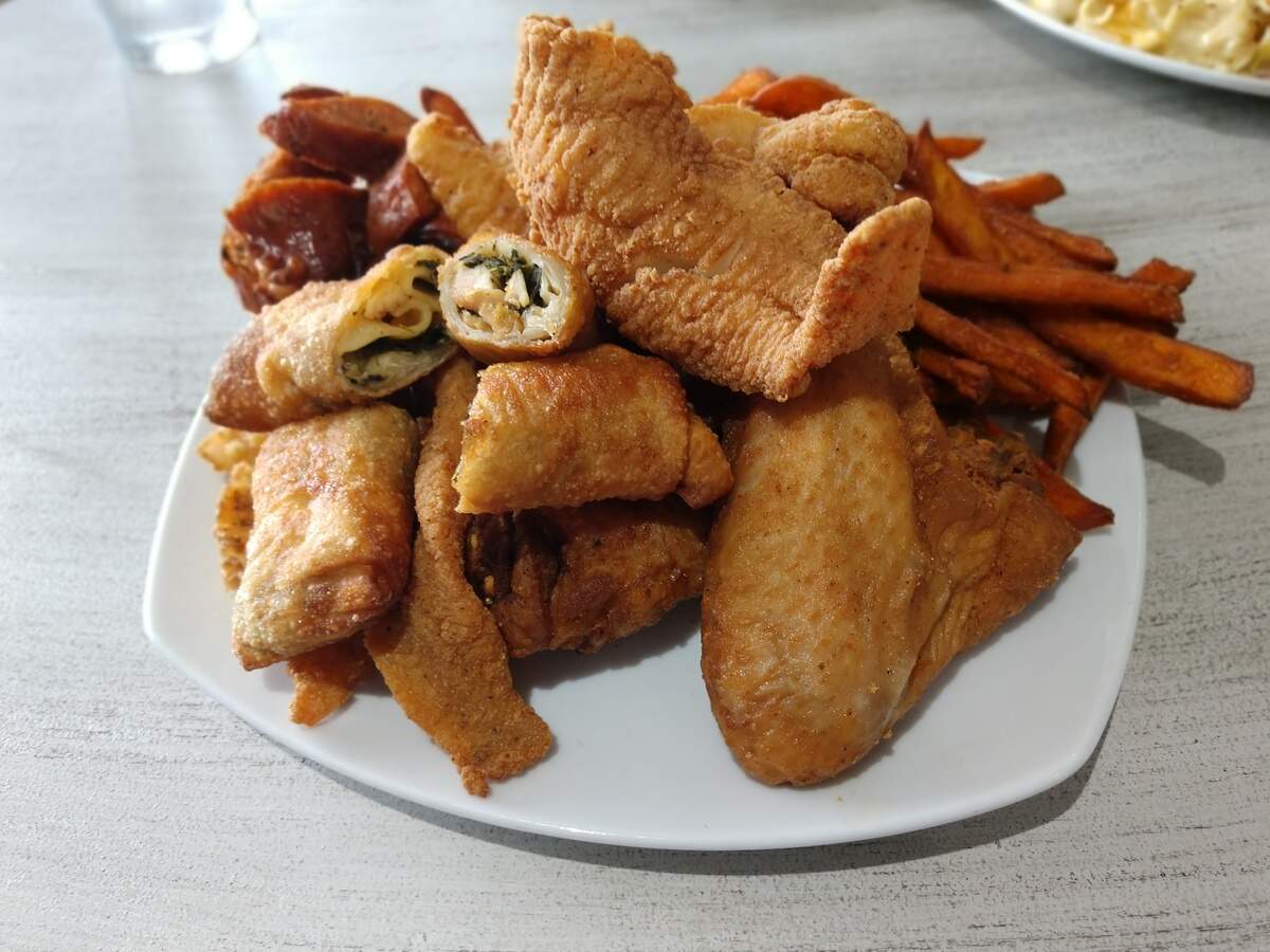 Mama’s Sampler Platter comes with fried fish, chicken jumbo wings, hotlinks, Texas toast, fries and soul rolls, which are egg rolls filled with macaroni and cheese, chicken and greens.