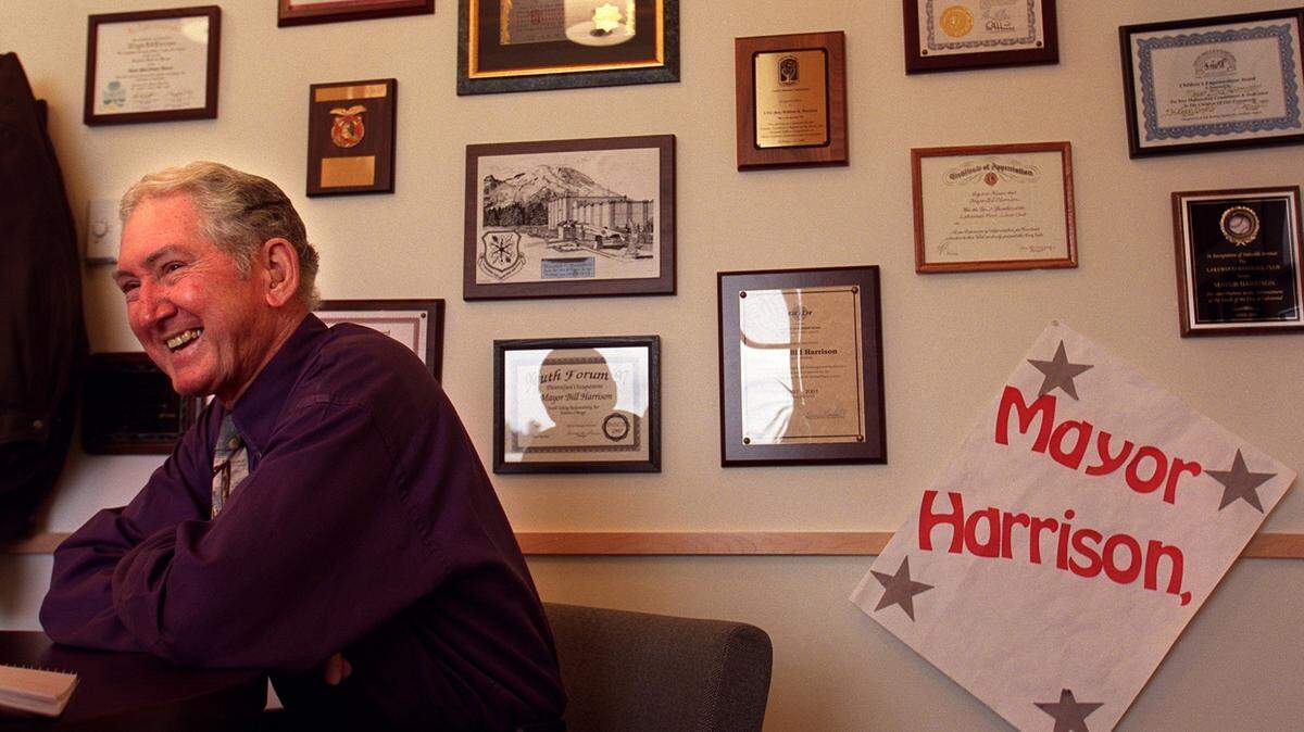Bill Harrison chats with a City Council member in his office on March 25, 2003. Harrison, a retired Army lieutenant general and Lakewood’s first mayor, died earlier this month.