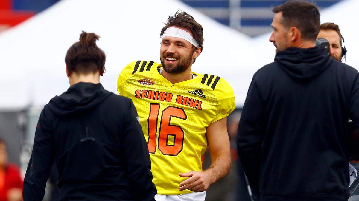 South quarterback Gardner Minshew II of Washington State (16) talks with South head coach Kyle Shanahan of the San Francisco 49ers during practice for Saturday’s Senior Bowl college football game, Tuesday, Jan. 22, 2019, in Mobile, Ala. (AP Photo/Butch Dill)