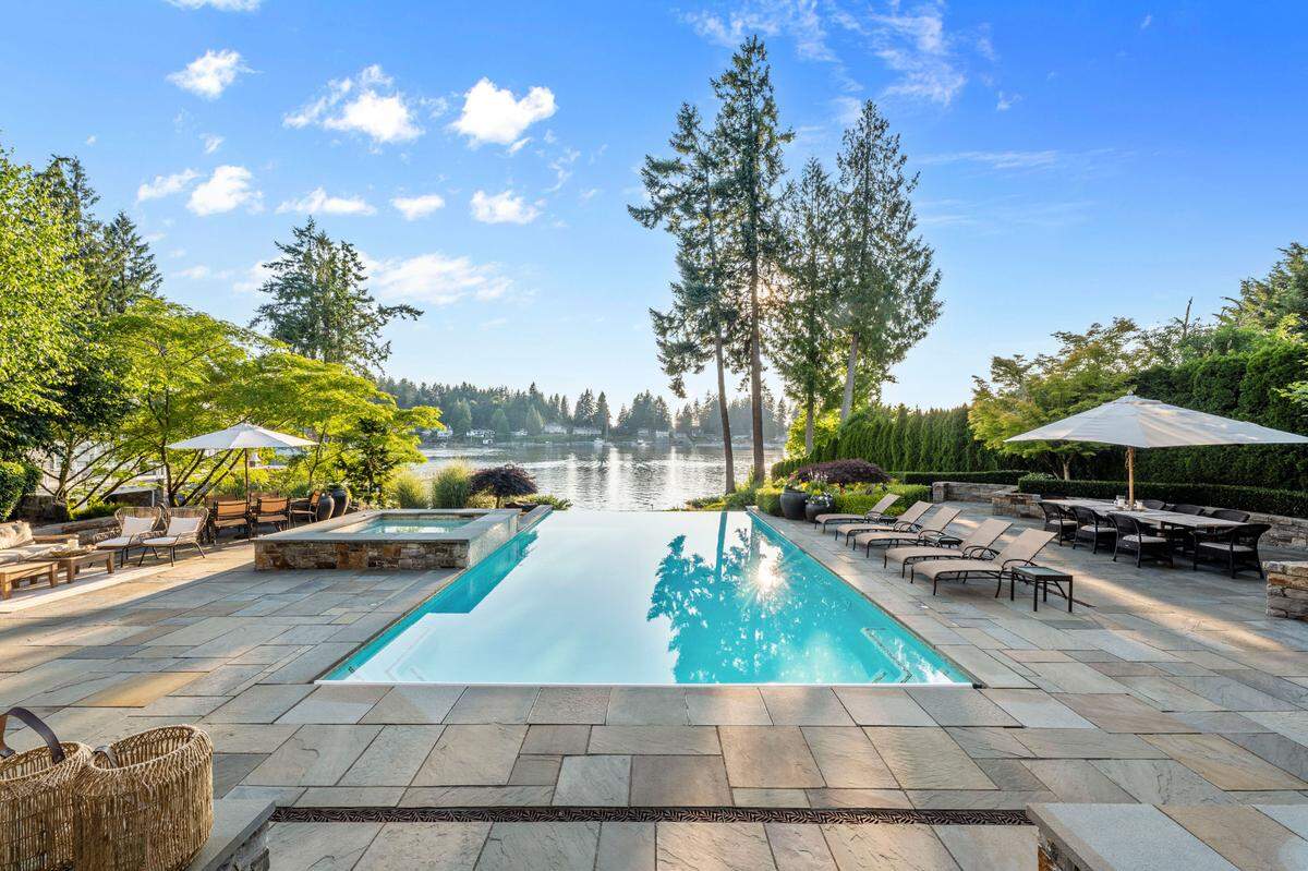 The infinity pool and hot tub overlook the home’s beachfront access. 