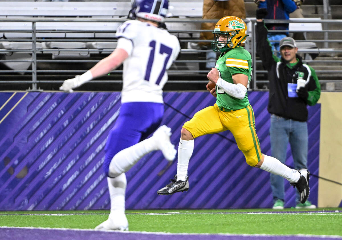 Tumwater’s Peyton Davis (32) runs in a touchdown during the second half of the 2A state championship game against Anacortes at Husky Field, Saturday, Dec. 2, 2023, in Seattle, Wash.