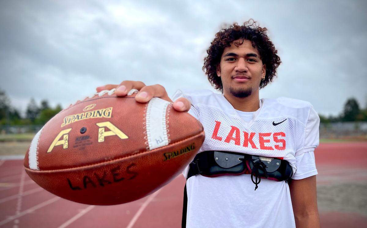 Lakes High School senior running back and receiver Leo Pulalasi has picked up Pac-12 offers from WSU and Oregon State in September. Photgraphed at practice at Lakes High School on Wednesday, Sept, 28, 2022.