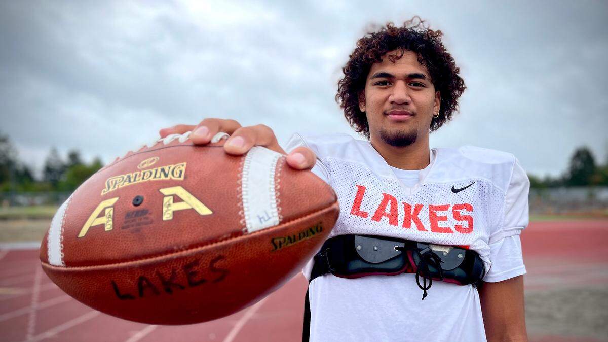 Lakes High School senior running back and receiver Leo Pulalasi has picked up Pac-12 offers from WSU and Oregon State in September. Photgraphed at practice at Lakes High School on Wednesday, Sept, 28, 2022.