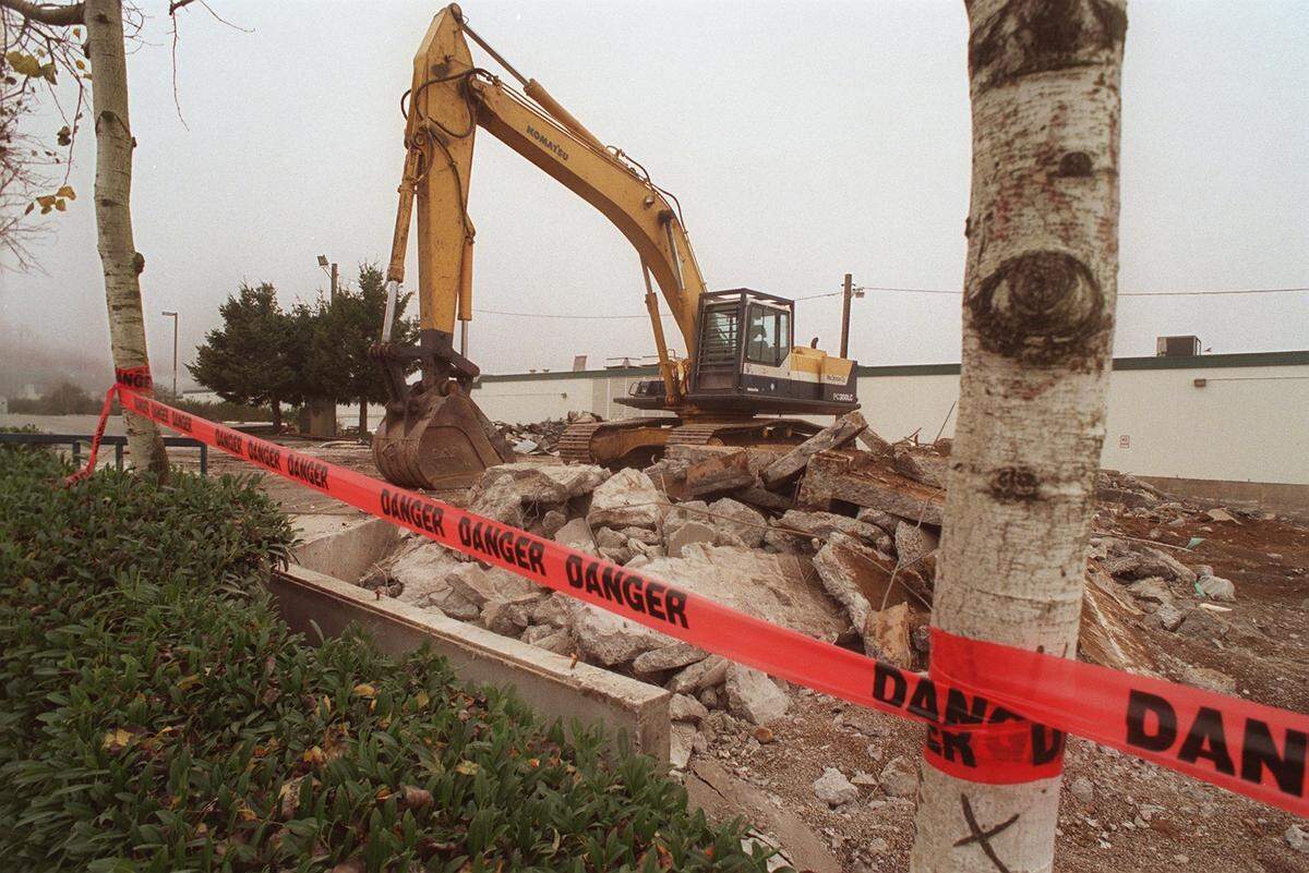 Equipment stands idle at the site of the former Pizza & Pipes in Tacoma in December 1999 after the burned out remains of the building were razed.