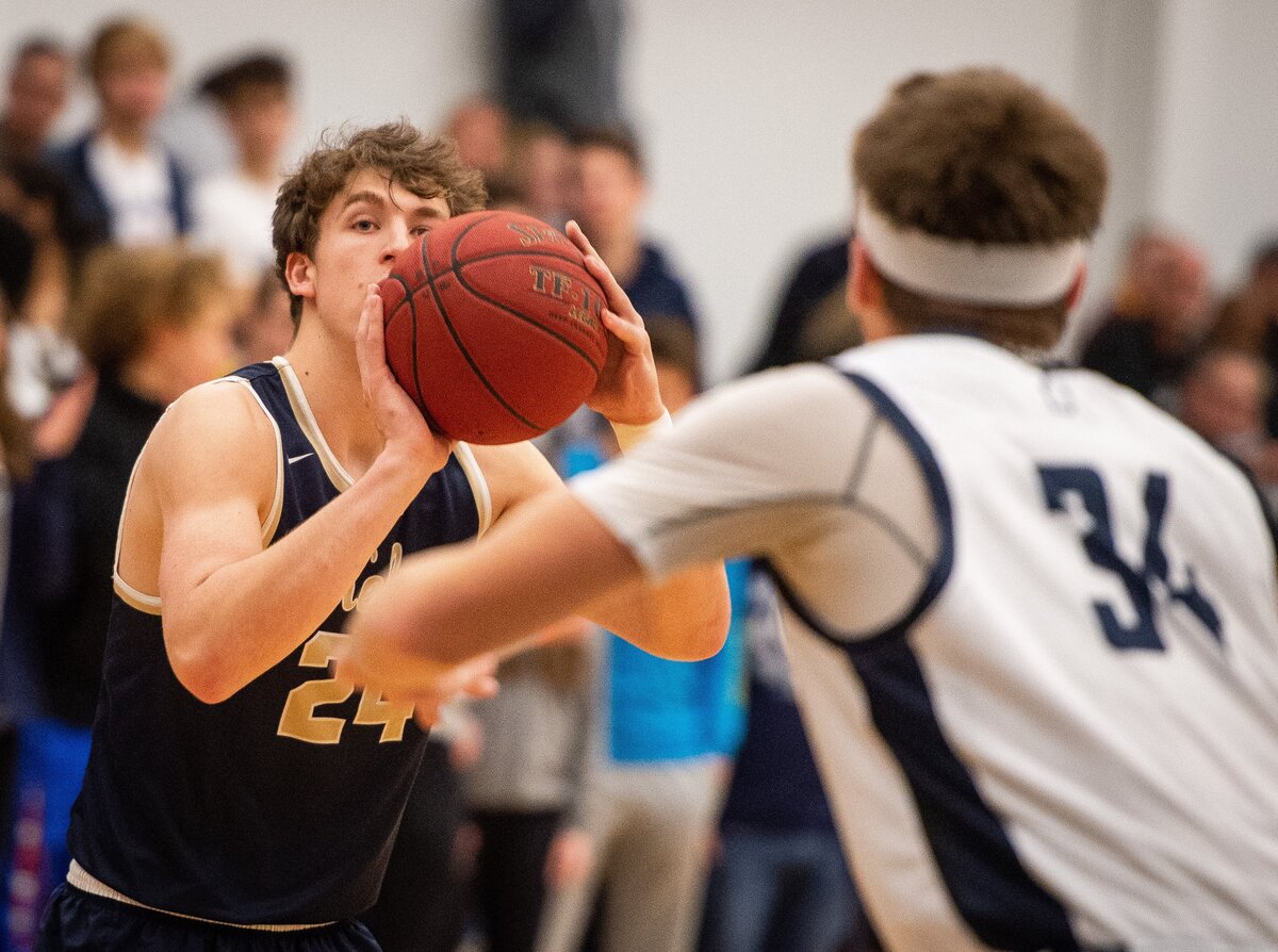 Kelso’s Shaw Anderson (24) pulls up for a shot in the first quarter. Kelso played Bellarmine Prep in a basketball game at Bellarmine Prep High School in Tacoma, Wash., on Thursday, Dec. 27, 2018.