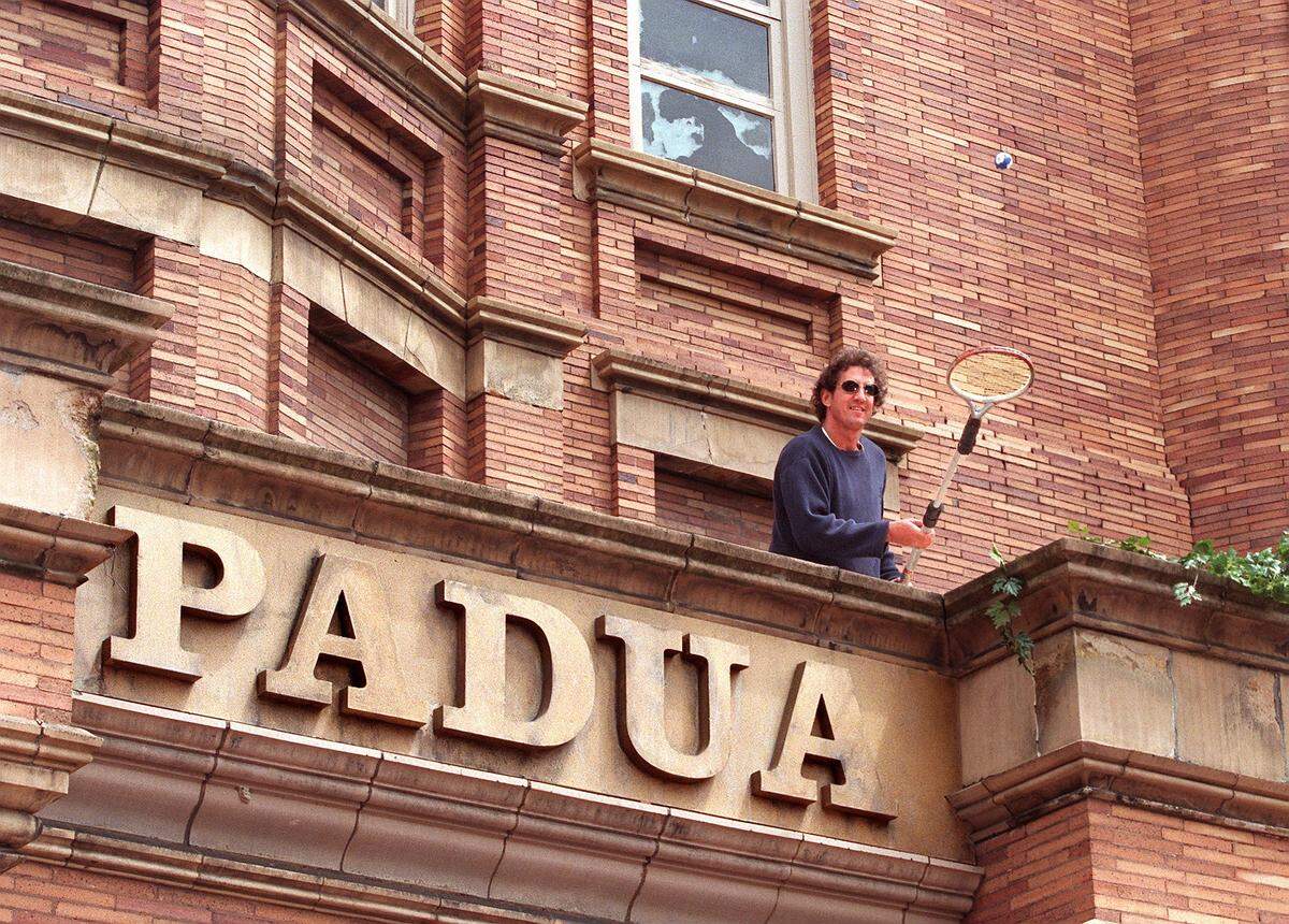The name is different, but not much else about Stadium High School was changed for the filming of the Touchstone Pictures movie, ’10 Things I Hate About You.’ During the filming of a scene where students are playing hackie-sack, John Sweeney, an assistant prop master, was given the task of retrieving the sack mid-air, from the courtyard balcony of the school. Filming for the movie began last week at North End Tacoma home, but Wednesday was the first day of shooting on location at Stadium. The film is set to be released next year.