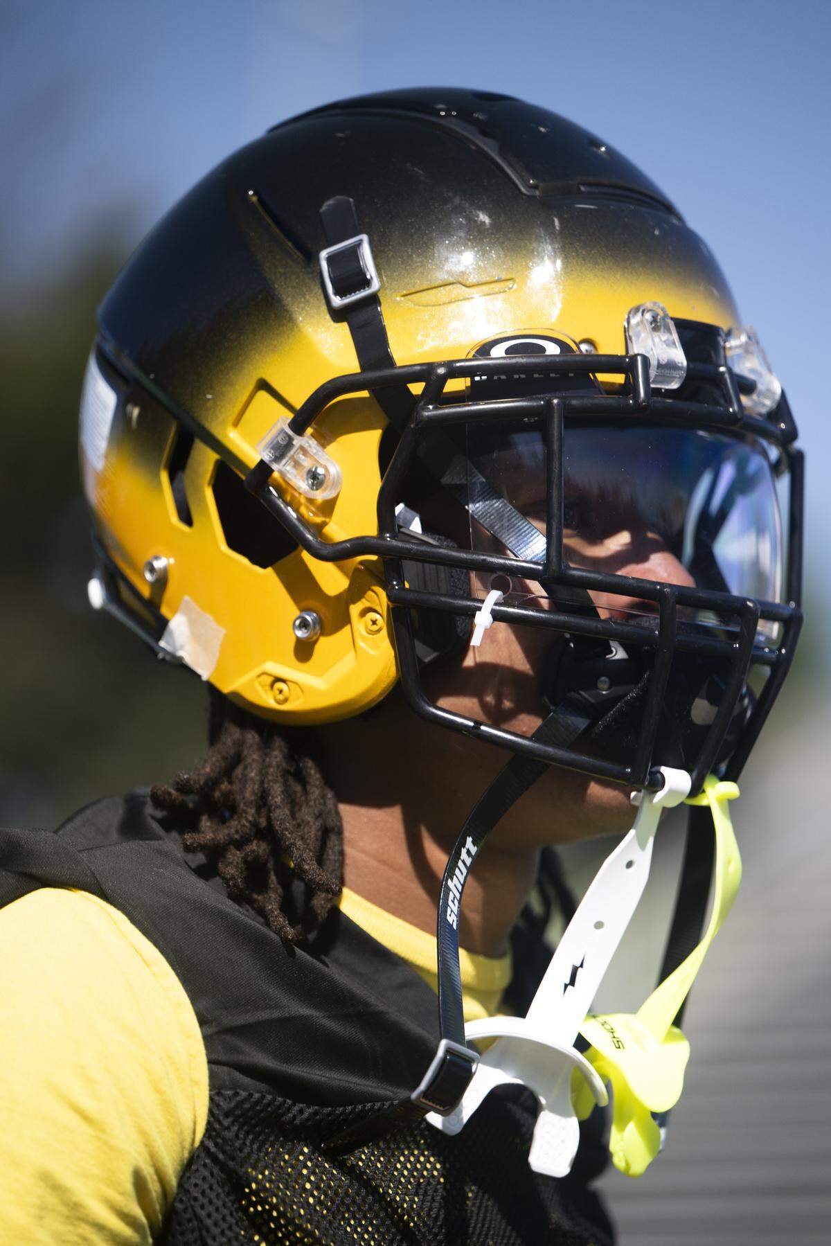 Lincoln wide receiver Kasey Williams warms up during a football practice at Lincoln High School on Wednesday, Aug. 20, 2025, in Tacoma, Wash..