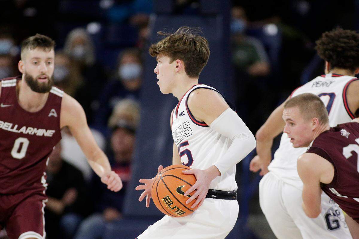 Gonzaga guard Joe Few prepares to pass the ball during the second half of an NCAA college basketball game against Bellarmine, Friday, Nov. 19, 2021, in Spokane, Wash. (AP Photo/Young Kwak)