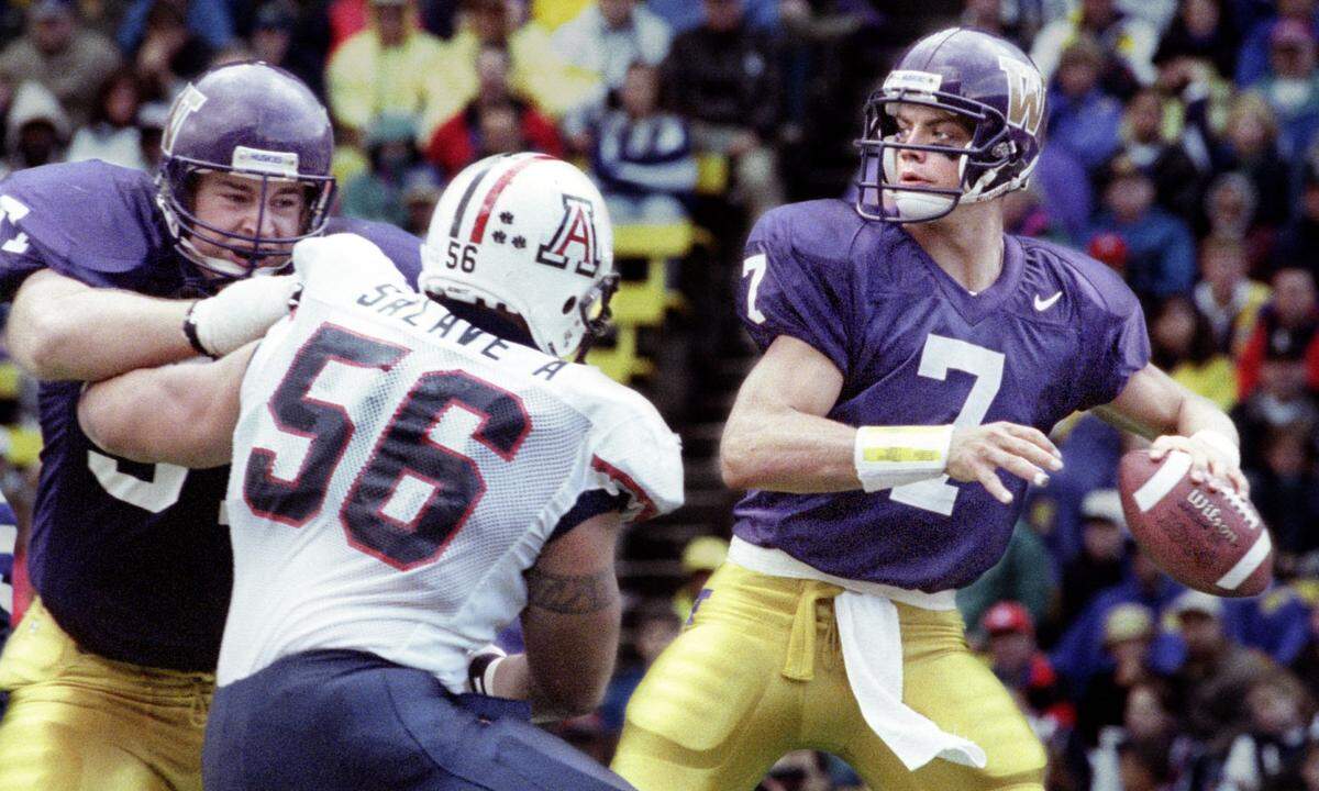 BROCK HUARD LOOKS DOWN THE FIELD FOR A RECEIVER TO PASS TO. PHOTO BY LUI KIT WONG