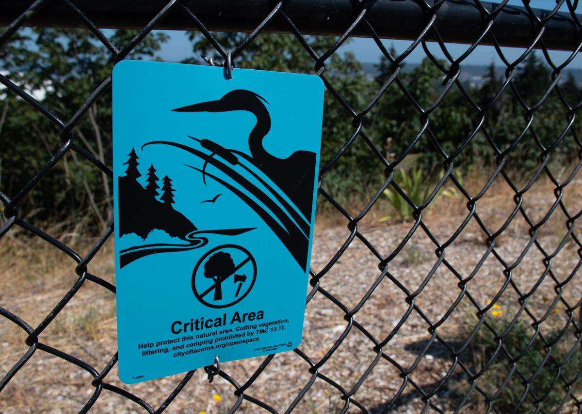 A sign prohibiting littering due to the natural wildlife hangs on the chain link fence located at McKinley Overlook on Monday, Aug. 5, 2024 in Tacoma, WA. The McKinley Overlook is set to be renovated after Tacoma City Council approved of a nearly $600,000 contract last month.