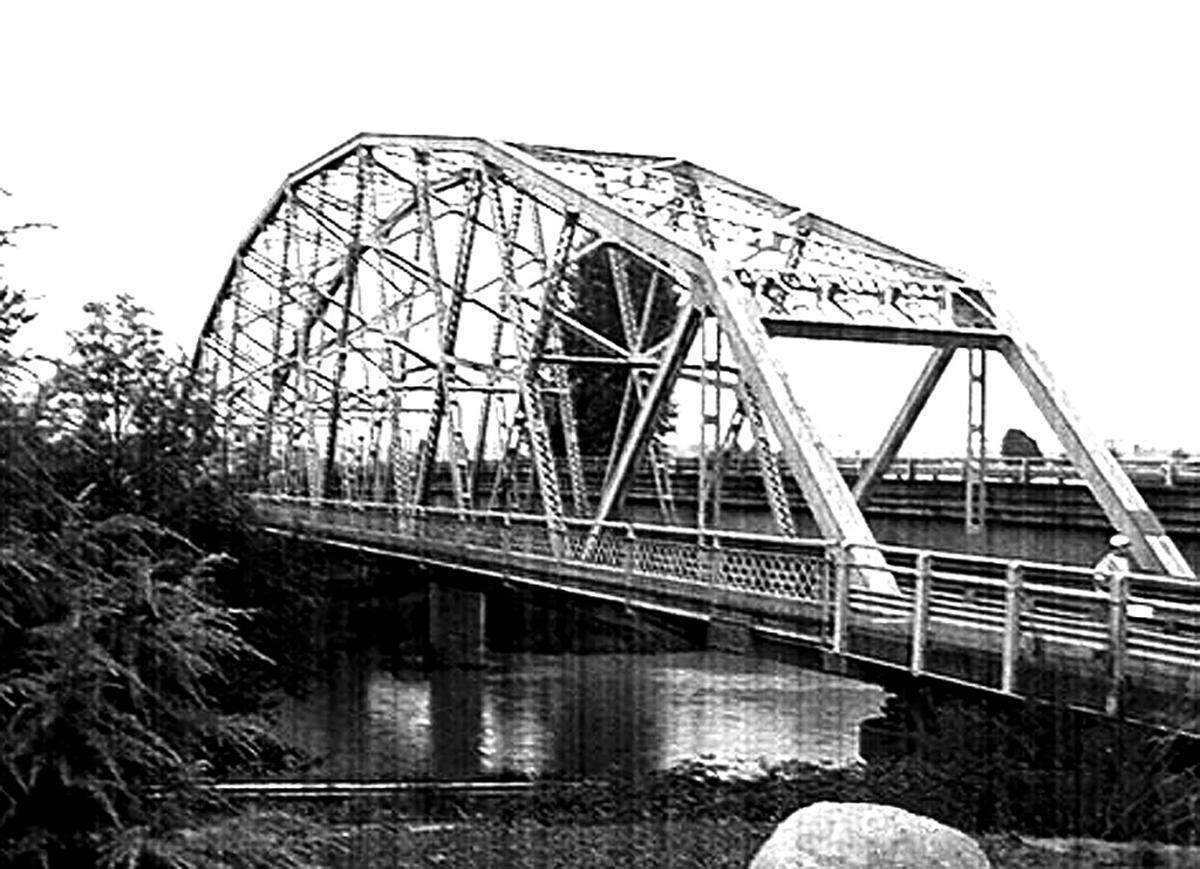 The Puyallup River Bridge in 1925, shortly after its construction.