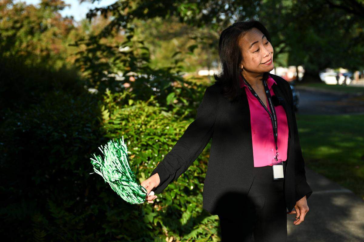 Sumner-Bonney Lake School District Chief Financial and Operations Officer Bang Parkinson greets student at Daffodil Valley Elementary, Wednesday, Sept. 6, 2023, Sumner, Wash.
