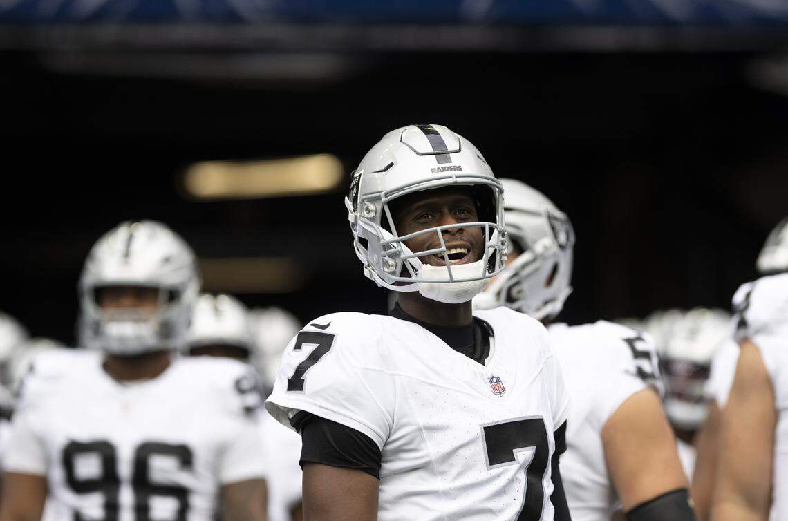 Las Vegas Raiders quarterback Geno Smith (7) prepares to take the field before the game against the Seattle Seahawks at Lumen Field, on Thursday, Aug. 7, 2025, in Seattle, Wash.