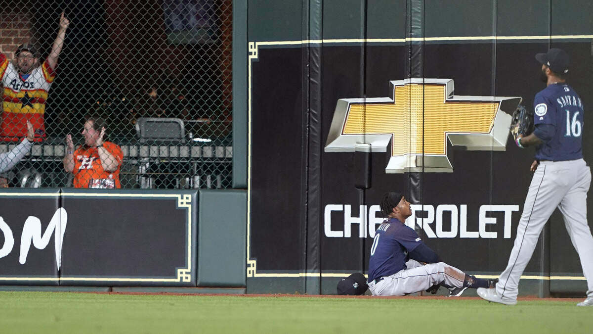 Seattle Mariners’ Mallex Smith (0) and Domingo Santana (16) react as the ball rolls away from them during the 10th inning of a baseball game against the Houston Astros Saturday, June 29, 2019, in Houston. Houston Astros’ Yuli Gurriel hit a game-ending RBI-double to score Michael Brantley. The Astros won 6-5.