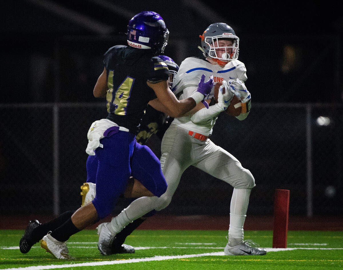 Auburn MountainviewÕs Teagin Child catches a touchdown pass in the first quarter. Puyallup played Auburn Mountainview in a football game at Sparks Stadium in Puyallup, Wash., on Friday, Nov. 8, 2019.