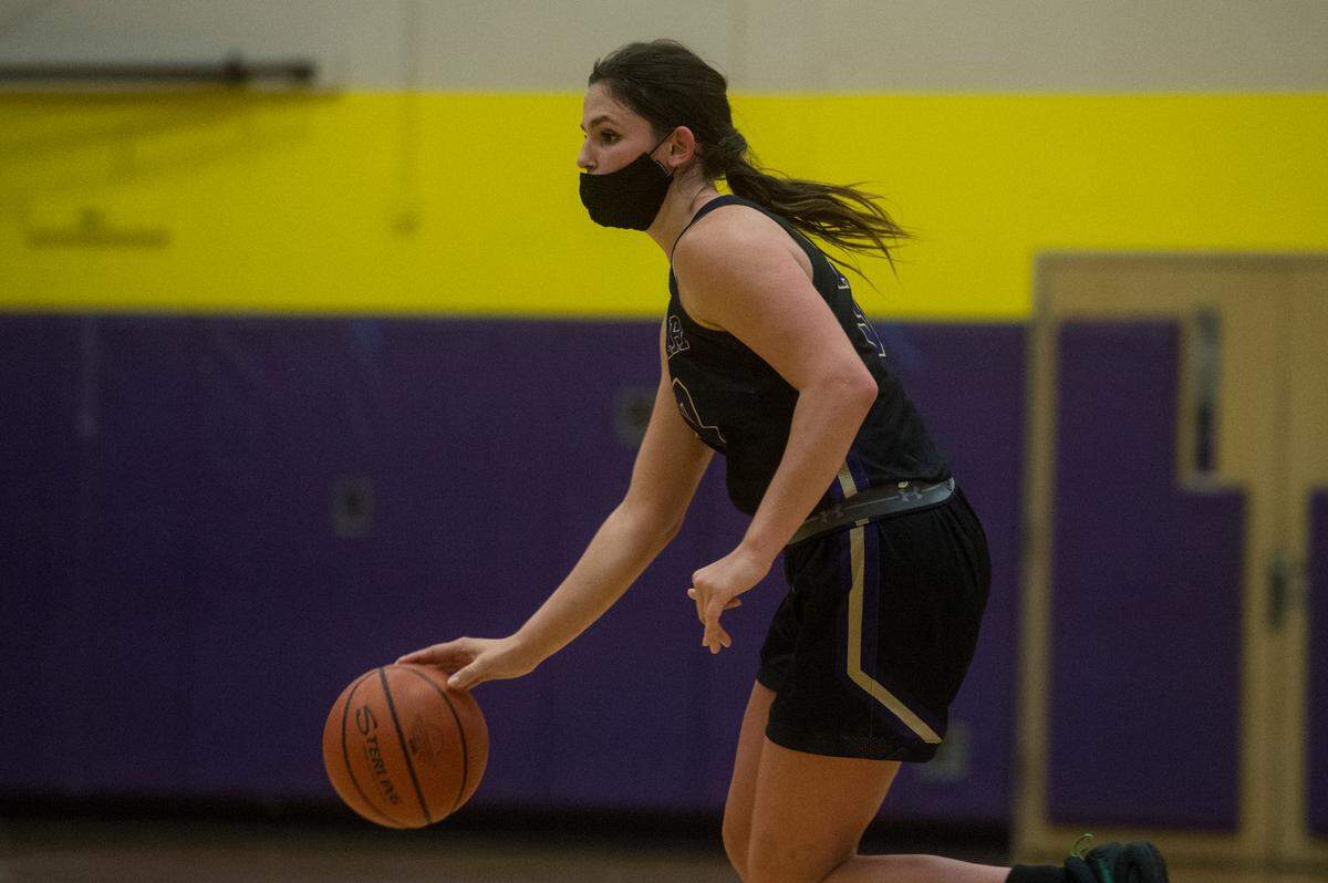 Sumner High School forward Alyson Deaver dribbles during the 4A SPSL girls basketball championship game against Bellarmine Prep on Thursday, June 10, 2021 at Puyallup High School in Puyallup, Wash.