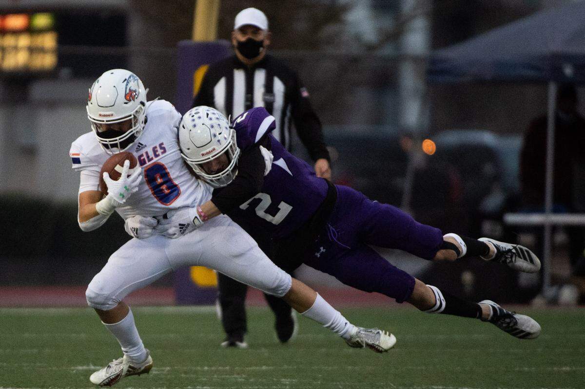 Sumner’s Tristan Dunn tackles Graham-Kapowsin’s Zack Lee during the first quarter. Sumner played Graham-Kapowsin in a football game at Sumner High School in Sumner, Wash., on Wednesday, March 24, 2021.